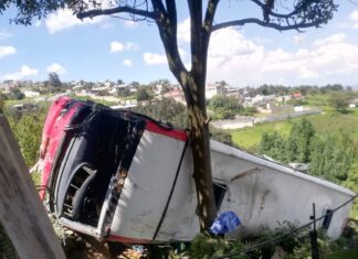 Vuelca camión de pasajeros en Tlazala, 12 lesionados y al menos 2 fallecidos