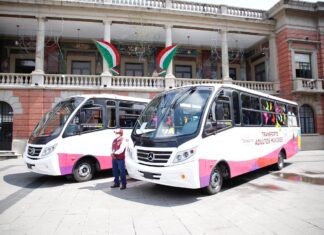 Entregan en Tlalnepantla camiones para paseos de adultos mayores