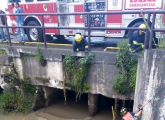 Rescatan en Atizapán a uno de dos Jóvenes que Cayeron a un Canal
