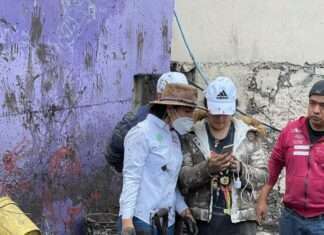 Auxilian a familias afectadas por derrumbe en colonia cercana a la Sierra de Guadalupe