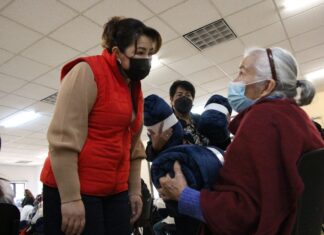 Dona Cobijas DIF Tlalnepantla a Personas Adultas Mayores de la Zona Oriente